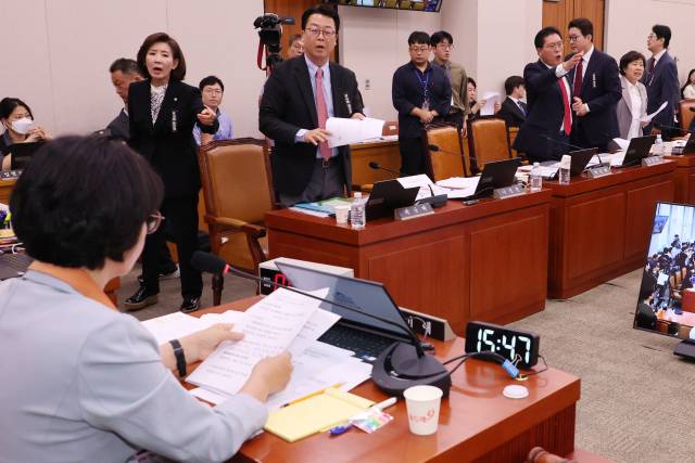 ▲30일 국회 법제사법위원회 전체회의에서 더불어민주당 추미애 위원장이 대법원에 대한 현장검증 실시계획서 채택의 건을 의결하려 하자 이에 반대하는 나경원 의원 등 국민의힘 위원들이 항의하며 회의장을 나가고 있다. ⓒ연합뉴스
