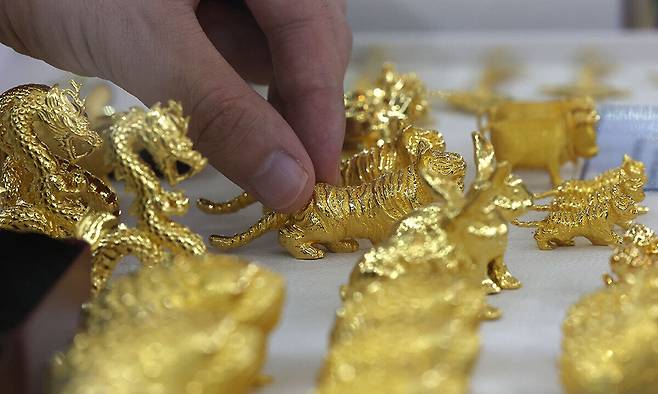 30일 종로구 한국금거래소에 직원이 금 제품을 정리하고 있다. 연합뉴스