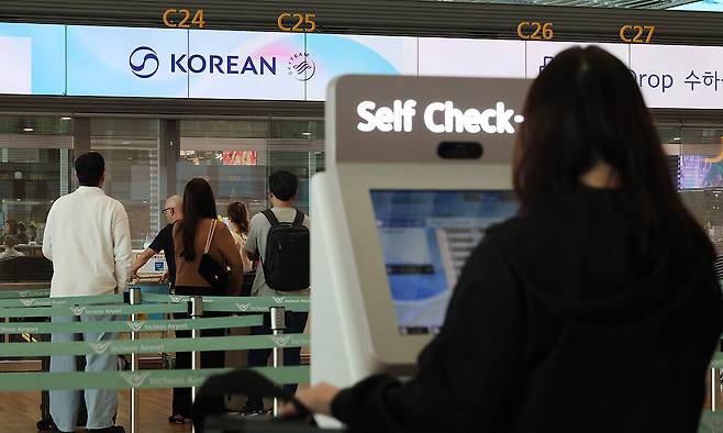 30일 인천국제공항 2터미널 출국장의 대한항공 탑승수속 카운터. 연합뉴스