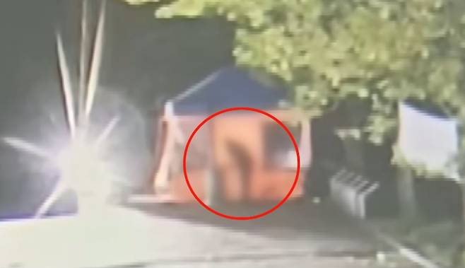 지난 21일 밤 경남 남해의 한 행사장에서 서성이는 A씨의 모습. 기계 설치 등의 문제로 주최 측엔 밤에도 행사장에서 상주하겠다고 말했으나 함께 온 딸의 모습은 보이지 않았다. KNN 보도화면 캡처