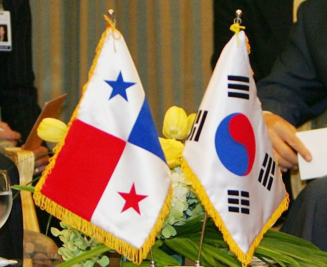 1962년 외교 관계를 수립한 한국와 파나마가 올해로 수교 63주년을 맞았다. 사진은 양국 고위급 대표자들의 회담장 테이블 위에 파나마 국기(왼쪽)와 한국 태극기가 나란히 놓인 모습. 세계일보 자료사진