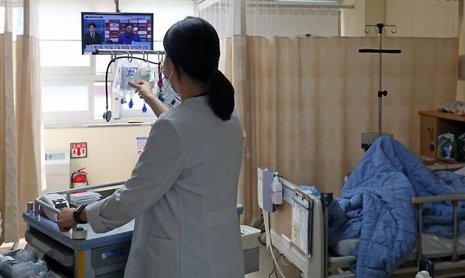 서울시내 한 종합병원 병동에서 간호사가 환자를 돌보고 있다. 뉴시스