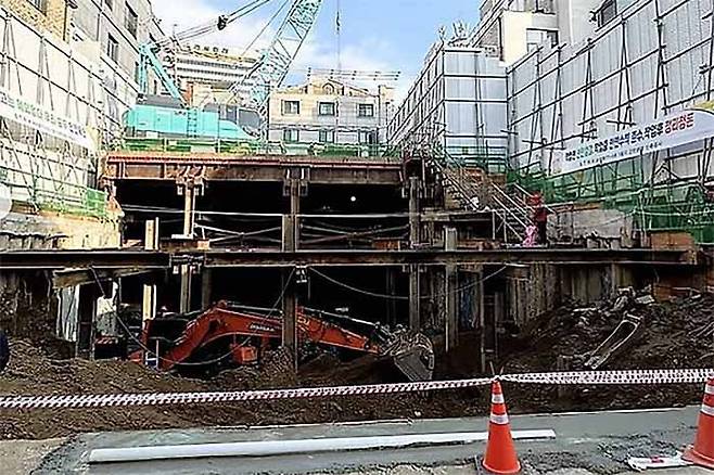 왼쪽(연합뉴스), 오른쪽 논현동 신축 현장(인터넷 커뮤니티)