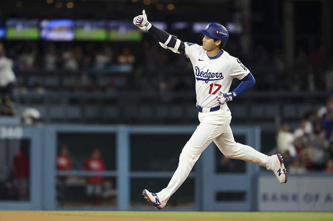 오타니 쇼헤이가 1일(한국시간) 미국 캘리포니아주 LA 다저 스타디움에서 열린 2025 MLB 내셔널리그 와일드카드 시리즈 1차전에서 6회 2점 홈런을 때려낸 뒤 베이스를 돌며 엄지손가락을 치켜올려 환호하는 홈 팬들에게 화답하고 있다. LA EPA 연합뉴스