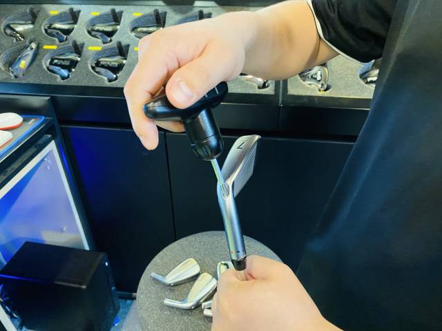 아이언 헤드를 교체하고 있는 모습. 김세영 기자