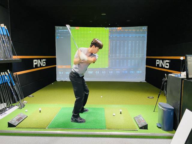 실험 참가자가 7번 아이언으로 샷을 날리고 있다.