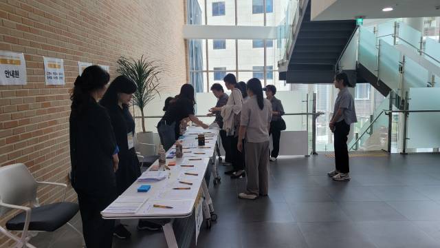 현장 접수를 하고 있는 중장년 구직자들. 노사발전재단 중장년내일센터 제공