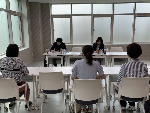 설명회가 끝난 후 진행된 면접에 참여 중인 중장년 구직자들. 노사발전재단 중장년내일센터 제공