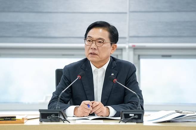 1일 시청 중회의실에서 열린 확대간부회의에서 김석필 천안시장 권한대행 부시장이 추석 연휴를 앞두고 안전과 재난에 대비해 비상연락 체계 유지 등을 지시하고 있다. ⓒ천안시 제공
