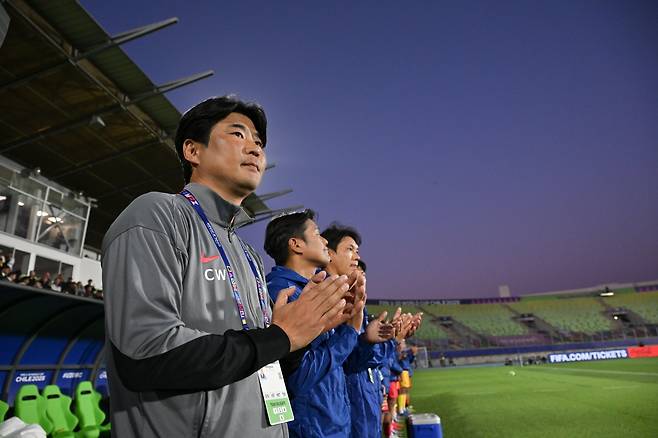 이창원 U-20 대표팀 감독이 1일(한국시간) 칠레 발파라이소 에스타디오 엘리아스 피게로아 브란데르에서 열린 파라과이와 월드컵 조별리그 B조 2차전 직전 그라운드를 지켜보고 있다. 사진제공|대한축구협회