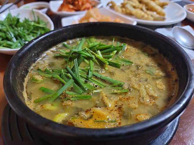 가을의 문턱에서 비우는 추어탕 한 그릇은 몸뿐만 아니라 마음마저 건강하게 만들어주는 보양식이다.  우리 민족은 예로부터 지역과 시대에 따라 다양한 방식으로 추어탕을 즐겨왔다.     양형모 기자