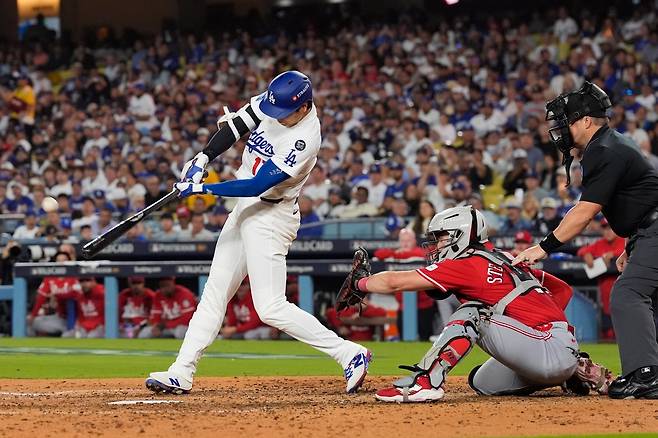 다저스 오타니 쇼헤이(왼쪽)는 1일(한국시간) 다저스타디움에서 열린 ‘2025 MLB’ PS 내셔널리그(NL) 와일드카드(WC) 1차전 신시내티전에서 1번 지명타자로 선발출전해 멀티 홈런으로 3타점을 기록하며 10-5 승리를 이끌었다. LA(미 캘리포니아주)｜AP뉴시스