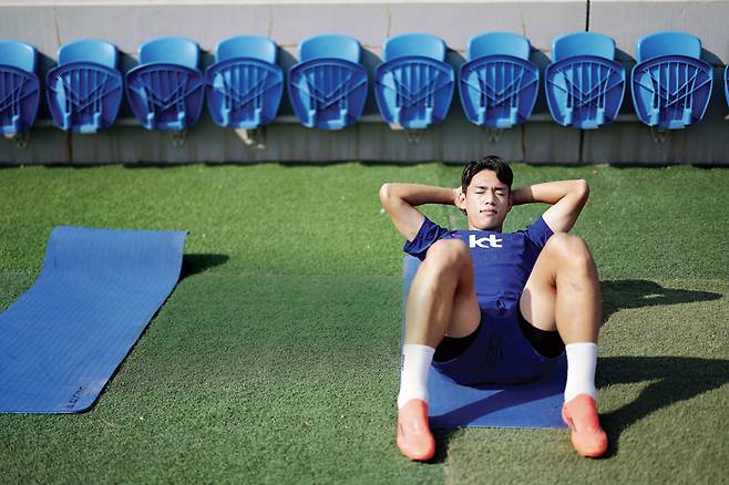 2024년 11월 당시 축구 국가대표팀 오세훈이 쿠웨이트 2026 FIFA 북중미 월드컵 아시아 3차 예선을 앞두고 자베르알아흐마드국제경기장 보조구장에서 몸을 풀고 있다. 대한축구협회 제공