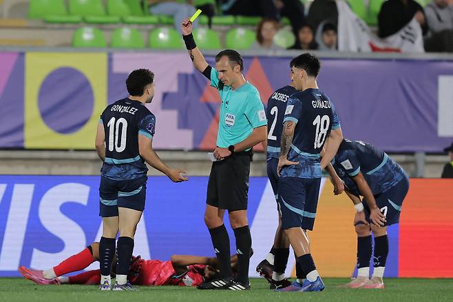 파라과이 엔소 곤살레스가 1일 U-20 월드컵 한국전에서 경고를 받고 있다. 엔소는 판정 챌린지 끝에 퇴장됐다. AFP연합뉴스