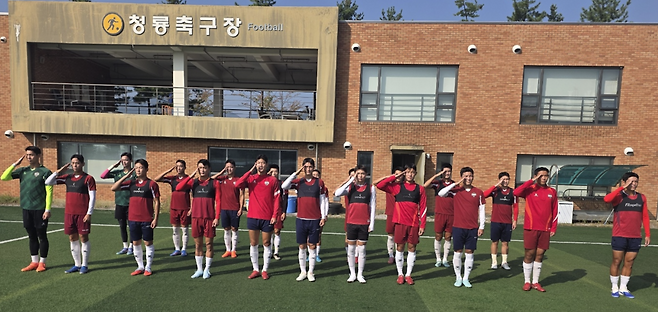 김천 상무 선수들이 국군의 날인 10월1일 경북 문경 국군체육부대에서 오전 훈련에 앞서 거수 경례를 하고 있다. 김천 상무 제공