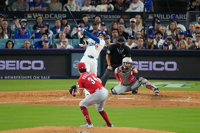 LA 다저스 오타니 쇼헤이가 1일 열린 와일드카드 시리즈 1차전에서 신시내티를 상대로 6회 2점 홈런을 때려내고 있다. AP연합뉴스