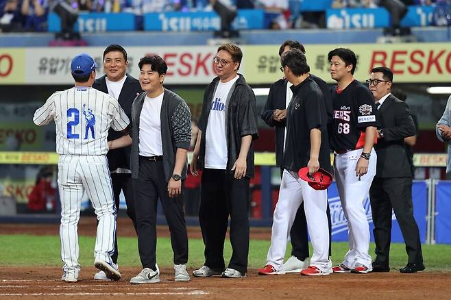 ▲ 왼쪽에 선 삼성 라이온즈 오승환과 그의 은퇴식을 축하해 주기 위해 모인 1982년생 동갑내기 황금세대 선수들 ⓒ삼성 라이온즈