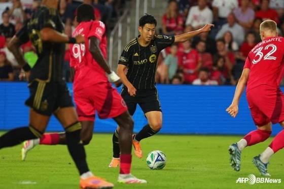 손흥민(가운데)이 28일 오전 9시 30분(한국시간) 미국 미주리주 세인트루이스 에너자이저 파크에서 열린 2025시즌 MLS 정규리그 세인트루이스를 상대로 오른발 킥을 시도하고 있다. /AFPBBNews=뉴스1