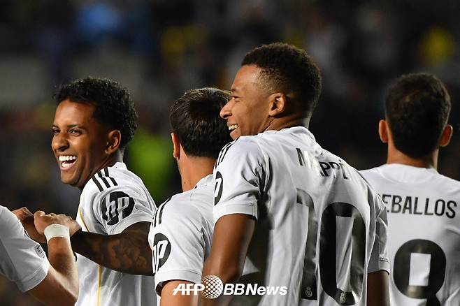 레알 마드리드 킬리안 음바페가 1일(한국시간) 카자흐스탄 알마티의 센트럴 스타디움에서 열린 2025~2026 유럽축구연맹(UEFA) 챔피언스리그(UCL) 리그 페이즈 2차전 카이라트 알마티(카자흐스탄)전 득점 이후 기뻐하고 있다. /AFPBBNews=뉴스1