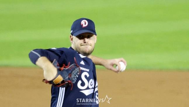 두산 선발투수 콜어빈이 30일 잠실야구장에서 열리는 2025KBO리그 LG트윈스와 두산베어스 경기에서 선발로 나와 역투하고 있다. /사진=강영조 선임기자