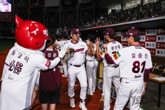 키움 선수단이 만원관중 앞에서 팬들의 환영을 받으며 입장하고 있다. /사진=키움 히어로즈 제공