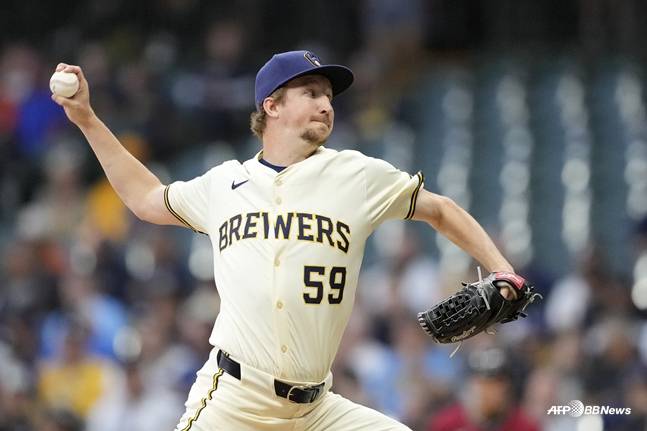 밀워키 유니폼을 입고 투구하는 페디. /AFPBBNews=뉴스1