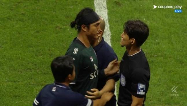 지난 달 28일 제주월드컵경기장에서 열린 수원FC와의 홈경기 후반 추가시간 온 필드 리뷰를 거쳐 퇴장을 당한 뒤 대기심과 마주보고 선 채 신경전을 벌이고 있는 제주 SK 김동준. /사진=중계화면 캡처