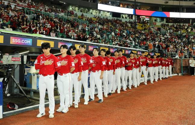 홈 최종전을 앞두고 국민의례를 하고 있는 SSG 선수들. /사진=SSG 랜더스 제공