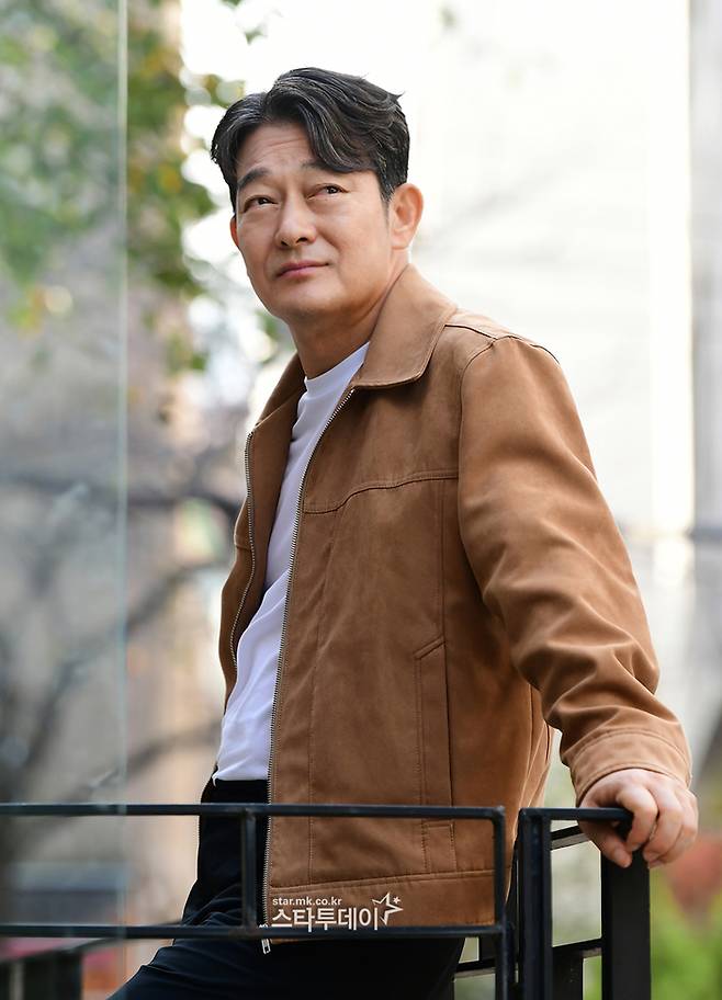 ‘사마귀’에서  모방 살인사건 수사팀 책임자 최중호 역을 연기한 조성하. 사진l강영국 기자