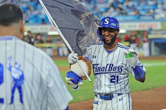 30일 오후 대구삼성라이온즈파크에서 열린 '2025 신한 SOL Bank KBO리그' KIA 타이거즈와 삼성 라이온즈의 경기, 1회말 1사 1, 3루 삼성 르윈 디아즈가 시즌 50호 홈런을 쳤다. 이로써 KBO리그 역대 최초 단일 시즌 50홈런-150타점을 달성했다. 삼성 라이온즈