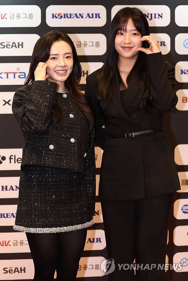 다정하게 포즈 취하는 신유빈-전지희 (서울=연합뉴스) 김인철 기자 = 14일 서울 JW메리어트 동대문 스퀘어 서울호텔에서 열린 대한탁구협회 'KTTA 어워즈 2025'에서 신유빈(오른쪽)과 전지희가 포토타임을 갖고 있다. 2025.2.14 yatoya@yna.co.kr