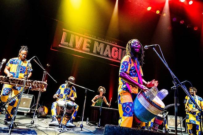 젬베 연주자 코나테 이브라힘 씨 [릴리 제공. 재판매 및 DB 금지]