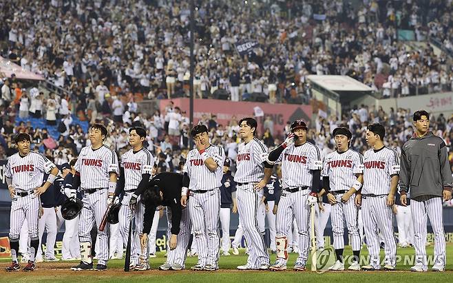9월 30일 두산 전 패배로 1위 확정을 못 한 LG 선수단 [연합뉴스 자료사진]