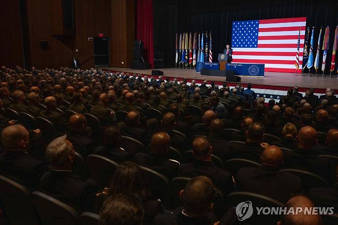 군 장성 앞에서 연설하는 트럼프 대통령 (콴티코[美버지니아주] AFP=연합뉴스) 도널드 트럼프 미국 대통령이 30일(현지시간) 콴티코 해병기지에서 열린 전군 지휘관 회의에서 연설하고 있다. 2025.9.30