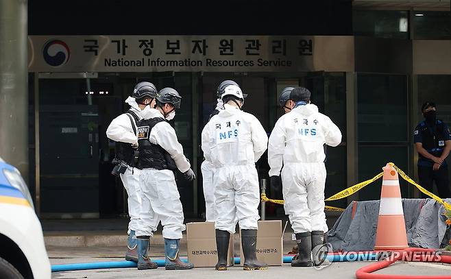 국정자원 화재 4일차 현장감식 (대전=연합뉴스) 이주형 기자 = 30일 오전 대전 유성구 국가정보자원관리원(국정자원) 화재 현장에서 감식 관계자들이 4일차 현장 감식을 준비하고 있다.
    앞서 지난 26일 정부 전산시스템이 있는 국정자원에서 리튬이온배터리 화재가 발생해 정부 전산 서비스가 대규모로 마비된 바 있다. 2025.9.30 coolee@yna.co.kr