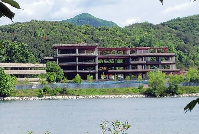 공사 중단된 두산연수원 [춘천시 제공.재판매 및 DB 금지]