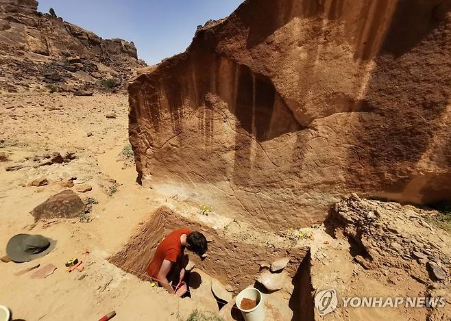 사우디 사막서 발견된 암각화 [마리아 구아그닌/사우트바위예술인류학프로젝트 제공/ AP=연합뉴스. 2주간만 사용 가능. 재판매 및 DB 금지]