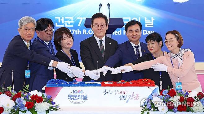 국군의 날 축하 떡 자르는 이재명 대통령 (계룡=연합뉴스) 김도훈 기자 = 이재명 대통령이 1일 충남 계룡대에서 열린 건군 77주년 국군의 날 기념 오찬에서 참석자들과 축하 떡을 자르고 있다. 2025.10.1 superdoo82@yna.co.kr