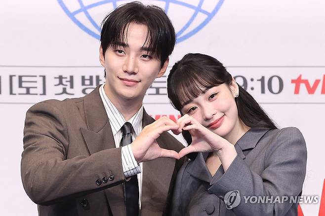 하트 만든 이준호-김민하 (서울=연합뉴스) 강민지 기자 = 배우 이준호(왼쪽), 김민하가 1일 서울 구로구 더링크호텔에서 열린 tvN 드라마 '태풍상사' 제작발표회에서 포즈를 취하고 있다. 2025.10.1 mjkang@yna.co.kr