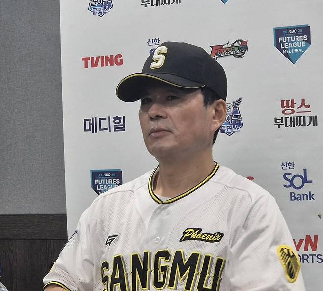 인터뷰하는 상무 박치왕 감독 (서울=연합뉴스) 김경윤 기자 = 상무 피닉스 박치왕 감독이 1일 서울 고척스카이돔에서 열리는 kt wiz 2군과 2025 프로야구 퓨처스리그(2군) 챔피언결정전을 앞두고 인터뷰하고 있다. 2025.10.1. cycle@yna.co.kr