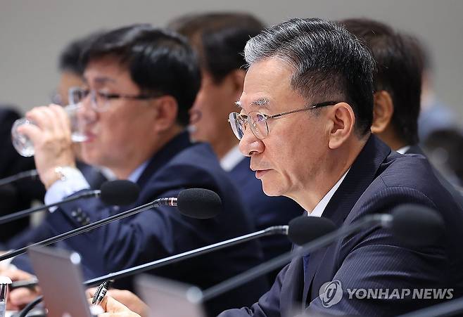 답변하는 정성호 법무부 장관 (서울=연합뉴스) 김도훈 기자 = 정성호 법무부 장관이 30일 용산 대통령실에서 열린 제44회 국무회의에서 이재명 대통령의 질문에 답하고 있다. 2025.9.30 superdoo82@yna.co.kr