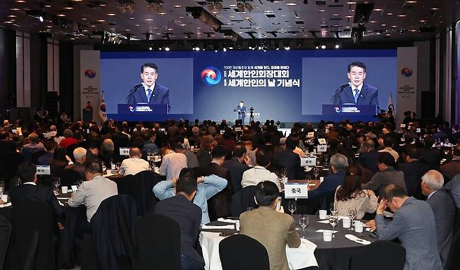 '2025 세계한인회장대회' 폐막 67개국에서 370여명의 한인회장이 참여한 '2025 세계한인회장대회'가 1일 서울 그랜드워커힐 호텔에서 대한민국 평화와 번영을 위한 결집을 다짐하며 폐막했다. 폐막 인사말을 하는 김경협 동포청장. [동포청 제공. 재판매 및 DB 금지]