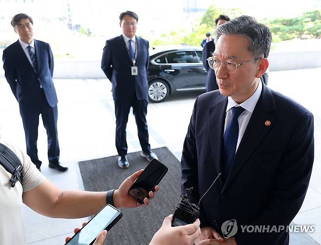 질문에 답하는 법무부 장관 (부산=연합뉴스) 손형주 기자 = 정성호 법무부 장관이 1일 오후 부산 연제구 부산 고등검찰청·부산지방검찰청을 찾아 취재진의 질문에 답하고 있다. 2025.10.1 handbrother@yna.co.kr