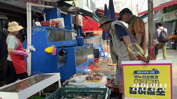 추석 연휴를 앞둔 1일 오후1시께 인천 부평구 부평종합시장에서 온누리상품권 환급행사에 참여하는 해산물 가게에서 시민들이 조개를 구매하고 있다. 2025.10.1 /정선아기자 sun@kyeongin.com