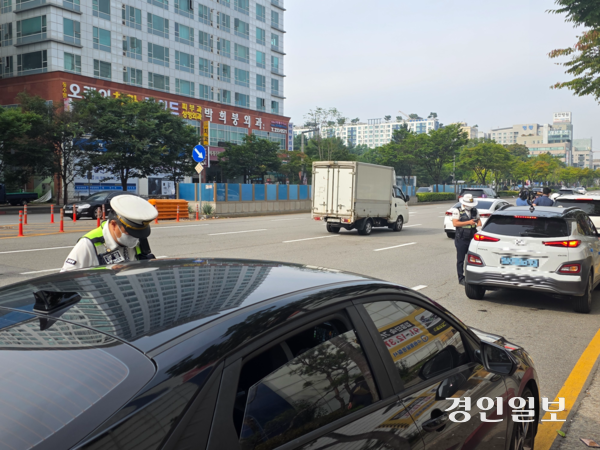 2일 오전 10시께 수원시청역 사거리에서 반칙운전을 해 연달아 적발된 차량들이 경찰에게 범칙금을 부여받고 있다. 2025.10.2 /고건기자 gogosing@kyeongin.com