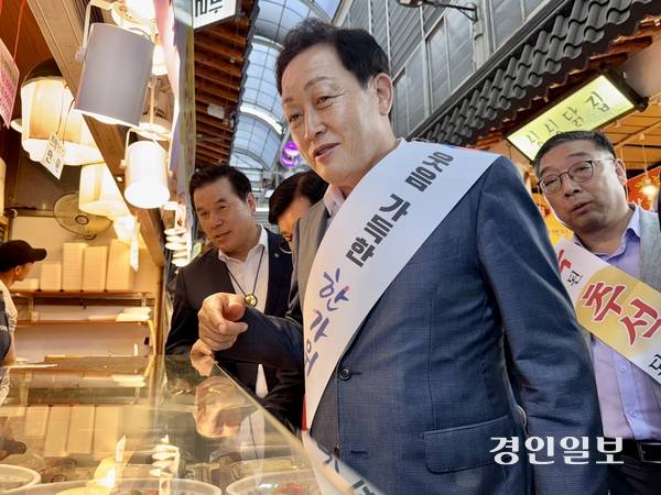 김선교 국민의힘 경기도당 위원장인 2일 오후 수원시 팔달구 못골종합시장을 찾아 민생탐방에 나섰다. 2025.10.2 /한규준기자 kkyu@kyeongin.com