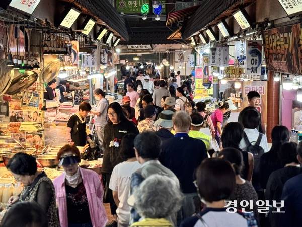 2일 수원시 팔달구 못골종합시장이 추석 맞이 장보기를 하러 온 시민들로 가득 찼다. 2025.10.2 /한규준기자 kkyu@kyeongin.com
