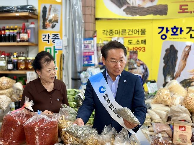 ▲ 유정복 인천시장이 2일 오후 부평구 열우물 전통시장에서 건어물을 살펴보고 있다.