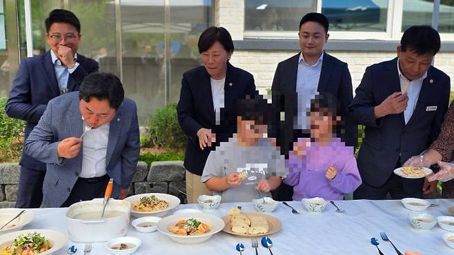 이날 지역 농식품을 활용한 음식을 맛보고 있는 송 장관과 박 군수, 그리고 아이들. 사진=이희택 기자.
