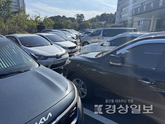 ▲ 울산 동구가 올해부터 시행된 '국가유공자 우선주차구역 설치 및 운영에 관한 조례'에 따라 우선 주차면 설치를 앞두고 있지만 실제 공간 확보와 운영 방안을 두고 깊은 고민에 빠졌다. 1일 동구청 청사 주차장에 민원 차량들이 가득차 있다.